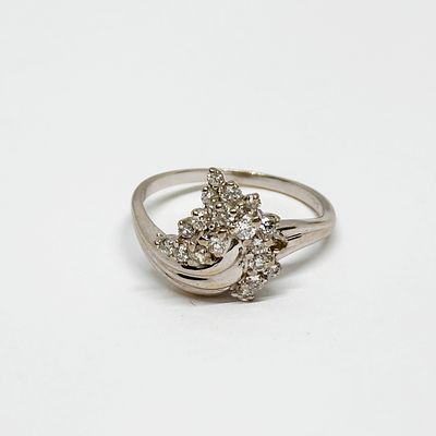 Złoty (białe) 750/18K pierścionek z Diamentami 0.36 Ct. Masa wyrobu: 4.5 gram, rozmiar 17. Stan 