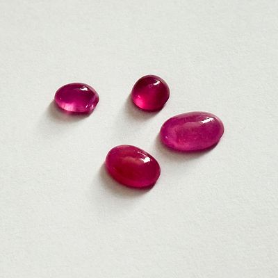 Zestaw rubinów 4 naturalnych . 6.225 Ct razem, szlify kaboszon owalny (x3) oraz kaboszon okrągły 