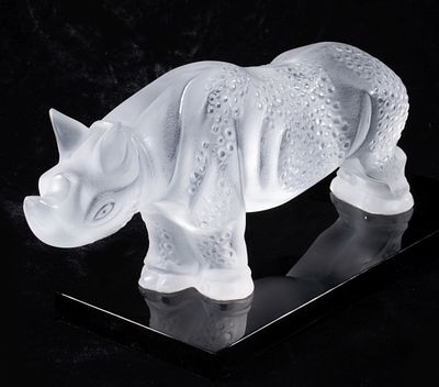 A LALIQUE FRENCH CRYSTAL RHINOCEROS FIGURE ON BASE. Late 20th Century The high quality frosted 