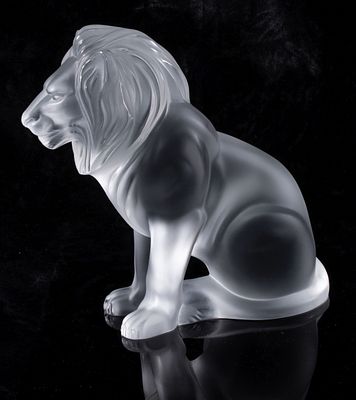 A LALIQUE FRENCH CRYSTAL 'BAMARA' SEATED LION IN BOX. Late 20th Century The high quality frosted 