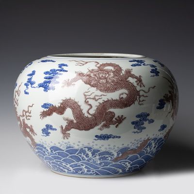 A FINE LARGE 19C. CHINESE DRAGON-DECORATED FISH BOWL. The Qing dynasty porcelain fish bowl is 