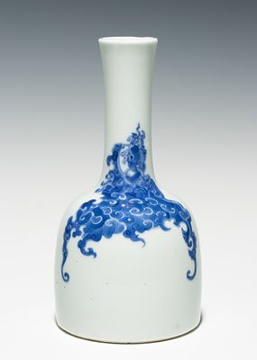 A CHINESE KANGXI MARK BLUE AND WHITE 'MALLET' VASE. The late Qing dynasty Chinese blue-and-white 