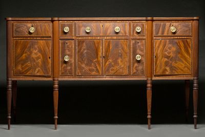 A FINE BOSTON FEDERAL SIDEBOARD ATTRIBUTED SEYMOUR. American Sheraton sideboard in the manner of 