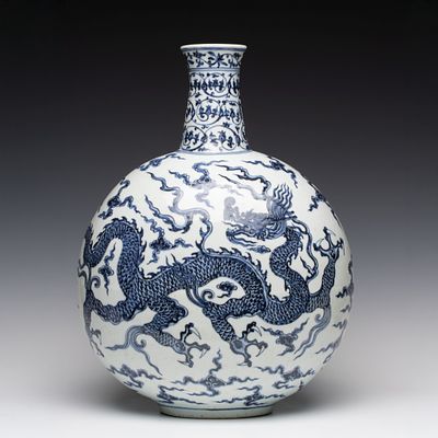 A LARGE BLUE AND WHITE CHINESE PORCELAIN MOON VASE. The flattened globular body with a waisted 