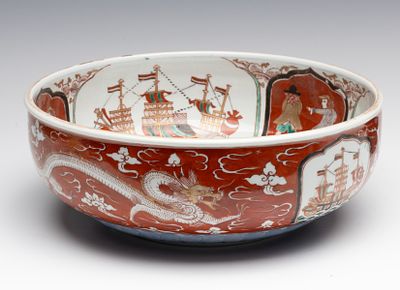 AN IMARI NANBAN BOWL WITH DRAGONS AND DUTCH TRADERS. The bowl's interior is centered by a large 