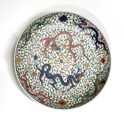 A LARGE 19TH CENTURY FAMILLE VERTE PORCELAIN CHARGER. Large Chinese famille-verte-style 