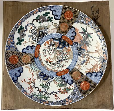 A VERY LARGE 19C. JAPANESE IMARI CHARGER WITH KIRIBAKO. The Arita kiln porcelain is decorated in 