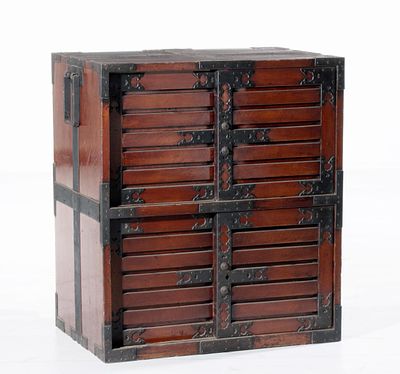 A FINE AND HANDSOME 18TH CENTURY JAPANESE SEA CHEST. The smaller scale chest with slatted 
