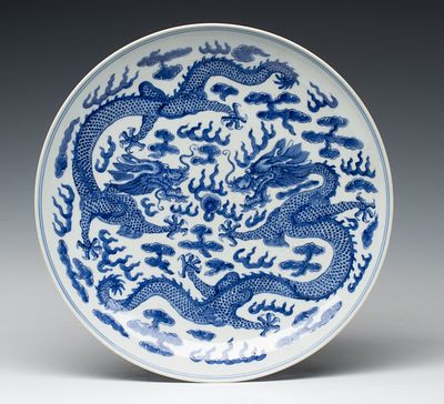 A CHINESE PORCELAIN PLATE WITH FIVE-CLAWED DRAGONS. The blue and white underglaze decoration 