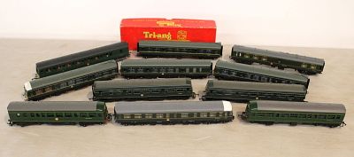 12 Tri-ang Railways 00 gauge R.157 Diesel Railcar in original box and others Condition: All