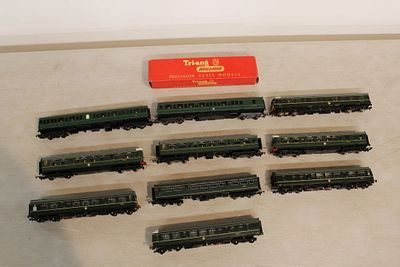 11 Tri-ang Railways 00 gauge assortment of cars and engines Condition: All items are sold as is