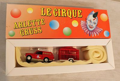 Le cirque Arlette Gruss Varem Condition: All items are sold as is without warranty or