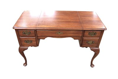 Henkel Harris queen anne vanity with mirror. Henkel Harris solid cherry queen anne lift center