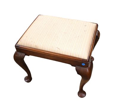 Henkel Harris queen anne bench. Henkel Harris solid cherry queen anne upholstered bench.