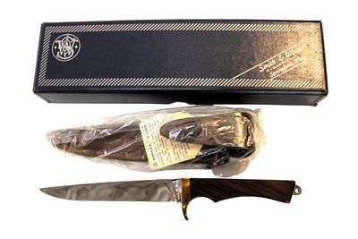 Smith & Wesson #6040 knife & shealth in original box with paperwork, new old stock. Smith &