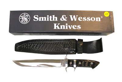 Smith & Wesson large buffalo horn with sheath SWLB in original box, new old stock. Smith &