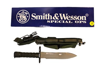 Smith & Wesson Green Special Ops SW1G knife with sheath in original box. Smith & Wesson new