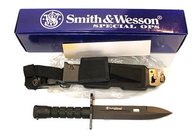Smith & Wesson Black Special Ops SW1B knife with sheath in original box. Smith & Wesson new