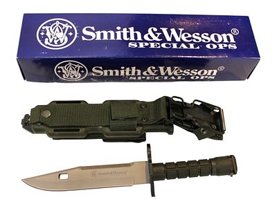 Smith & Wesson Green Special Ops SW2G knife with sheath in original box. Smith & Wesson new