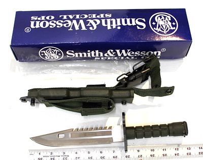 Smith & Wesson Green Special Ops SW3G knife with sheath in original box. Smith & Wesson new
