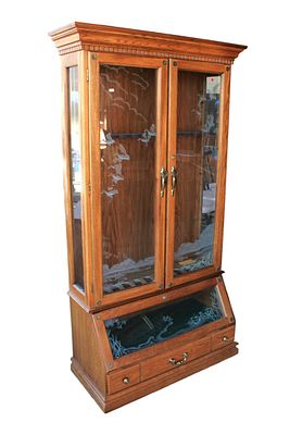 Vintage Pulaski Oak 12 Gun Cabinet with Key. Pulaski Furniture vintage lighted oak 3 door over