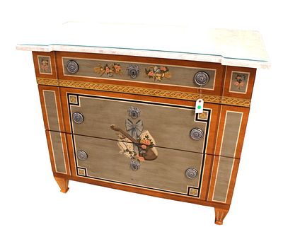 Beautiful Drexel Heritage Chest, original paint decorated. Beautiful Drexel Heritage original 