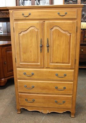 Ethan Allen Country French Gentlemen's Chest. Ethan Allen solid maple 4 drawer 2 door