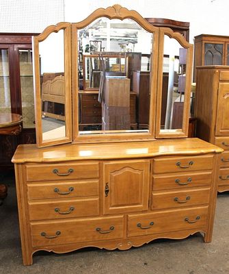 Ethan Allen French Low Chest and Mirror. Ethan Allen solid maple 8 drawer 1 door low chest with