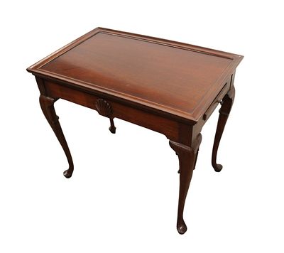 Vintage solid mahogany queen anne shell carved tea table with pull out trays, in good condition