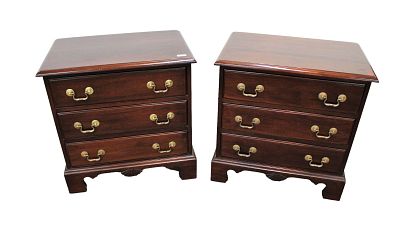 Pair Davis Furniture bedside night stands, solid mahogany 3 drawer, shell carved. Pair of Davis 