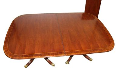 Beautiful Maitland Smith mahogany with rosewood banding dining room table with (1) 16" leaf. Beau