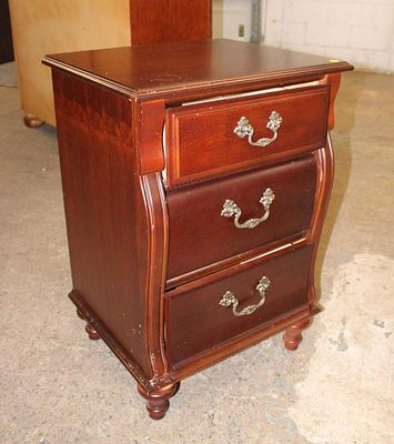 Stanley Young America 3 drawer nightstand. Stanley Young America Collection mahogany 3 drawer