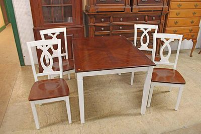 Contemporary 5pc kitchen table and 4 chairs. Cotemporary 5pc white painted frame with natural