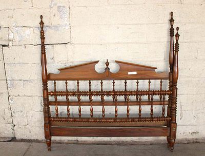 Pennsylvania House walnut full size bed. Pennsylvania House walnut Jenny Lynn style full size