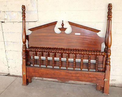 Traditional style mahogany queen size bed with rails approx. Head/Foot 63" w x 61" h Condition: