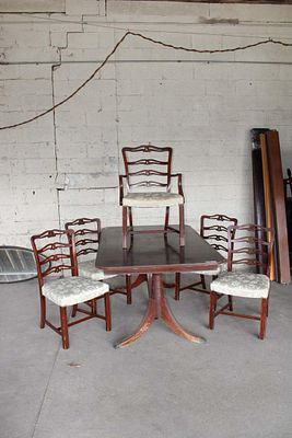Vintage 6pc dining room table and 5 chairs. Vintage mahogany 6pc dining room table and 5 chairs