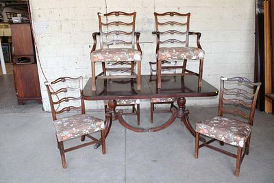 Vintage mahogany 7pc dining room set. Vintage mahogany 7pc dining room table and 6 chairs