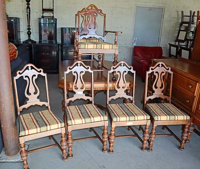 Antique depression 7pc dining room table & chairs. Antique depression walnut 7pc dining room
