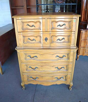 Vintage Vanleigh FR Provincial high chest. Vintage Vanleigh French provincial 5 drawer