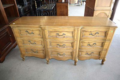 Vintage Vanleigh FR provincial low chest. Vintage Vanleigh French provincial 9 drawer distressed