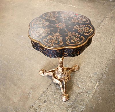 Maitland Smith scallop top iron base lamp table. Maitland Smith scalloped top cast iron base