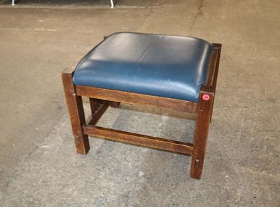 Stickley mission oak leather top cricket bench approx. 19" w x 15" d x 16" h