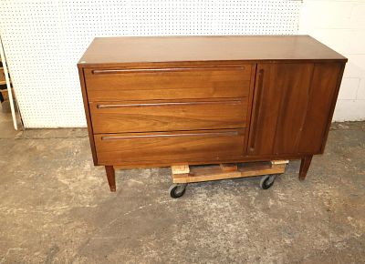 MCM walnut laminated top 3 drawer 1 door buffet. Mid century modern walnut laminated top 3