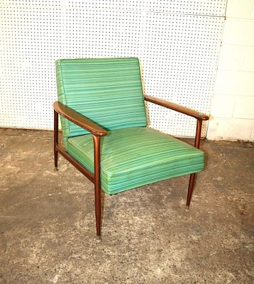 MCM walnut frame lounge chair original vinyl. Mid century modern walnut frame lounge chair with