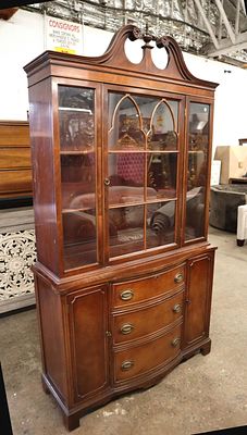 Vintage 2pc mahogany china cabinet. Vintage 2pc mahogany Chippendale style 1 door china cabinet