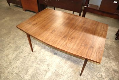 Lane MCM walnut Dining room table w/3 leaves. Lane mid century modern walnut dining room table 