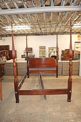 Henredon Solid mahogany queen size poster bed. Henredon solid mahogany queen size fancy carved 