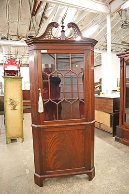 Antique style Federal style 2 door corner cabinet. Antique style Federal style mahogany 2 door 