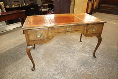 Baker Furniture Queen Anne walnut/oak desk. Baker Furniture Queen Anne walnut and oak leather 
