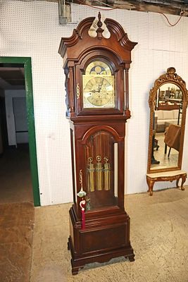Molyneux Federal burl mahogany grandfather clock. Beautiful Molyneux Federal style burl mahogany 